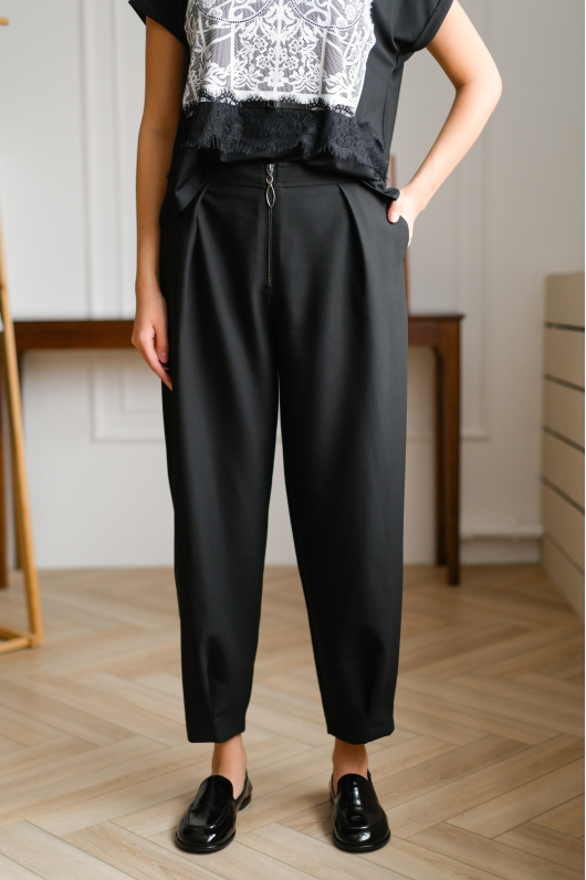 Брюки свободны, зауженные к низу